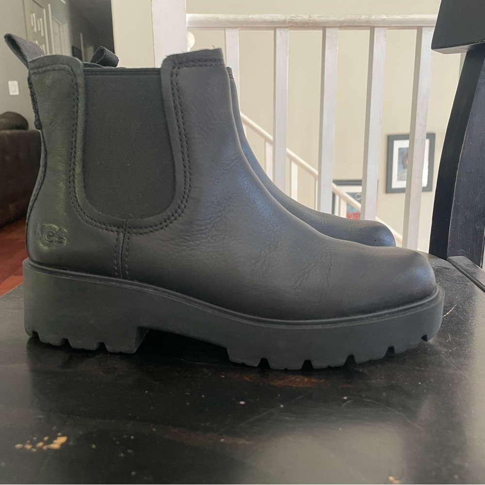 Ugg leather Chelsea boot size 7.5 in black worn a couple times. No box